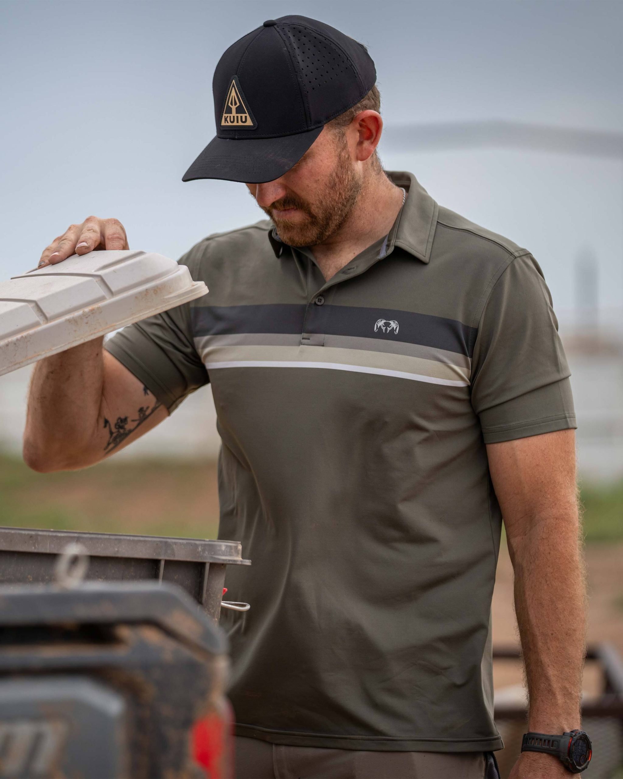 KUIU Performance Polo Stripe | Steel Blue Chest Stripe - 图片 3