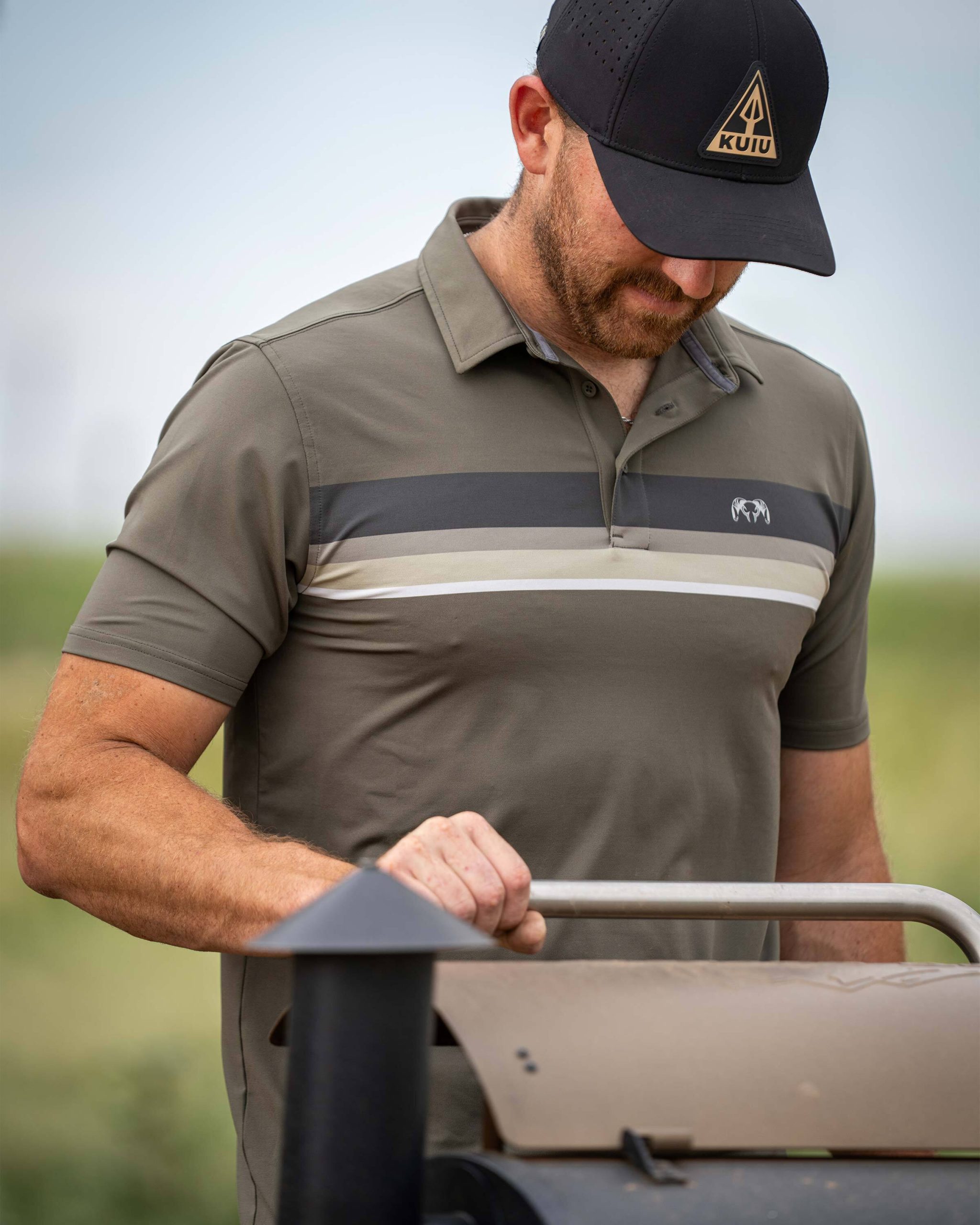 KUIU Performance Polo Stripe | Steel Blue Chest Stripe - 图片 4